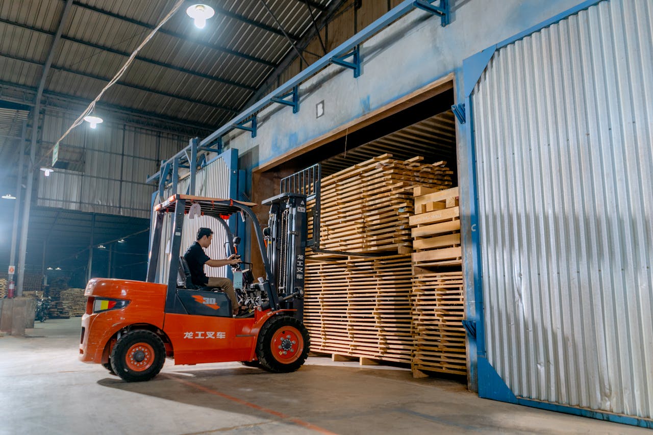 Optimering af logistiske processer med palleløftere og reachstackers